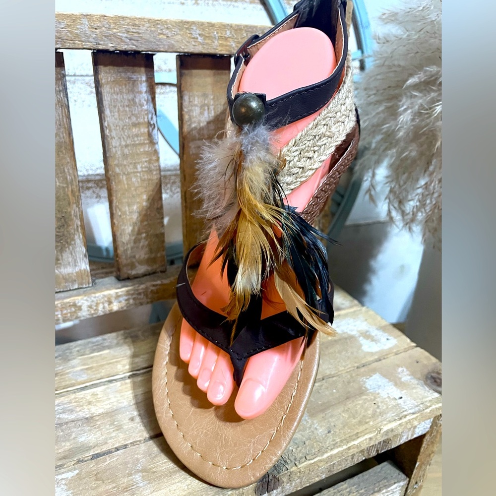 CITY CLASSIFIED THONG SANDAL FEATHERS BOHEMIAN BOHO 8-1/2 NEW! - Picture 1 of 7